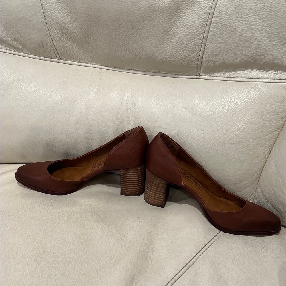Zodiac Women's Rich Brown Heels. Size 8 - Picture 3 of 5